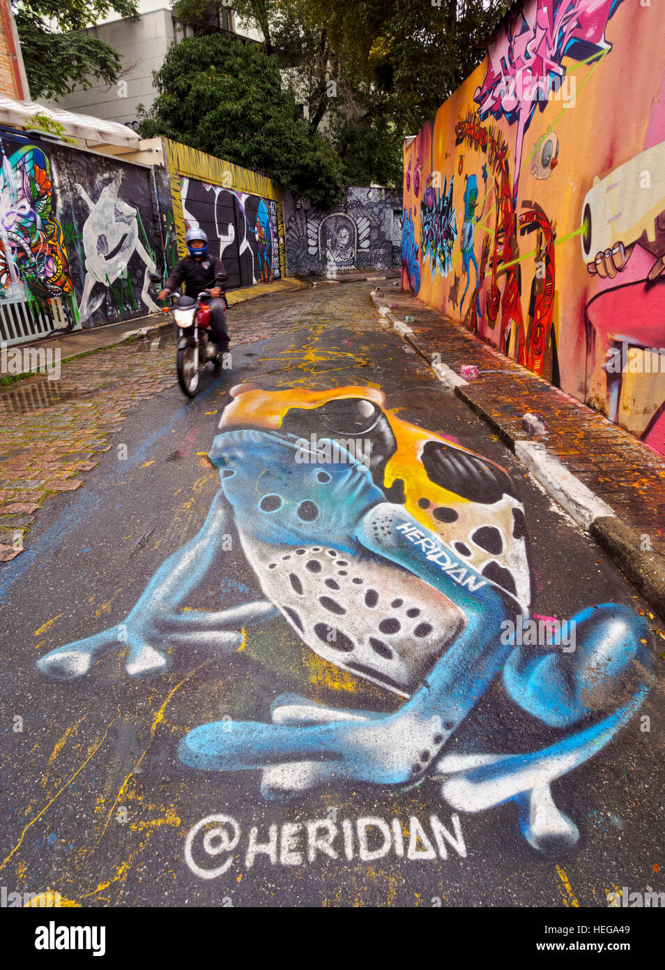 Brasilien, Bundesstaat Sao Paulo, São Paulo, Vila Madalena, Graffiti in Beco Batman zu tun. Stockfoto