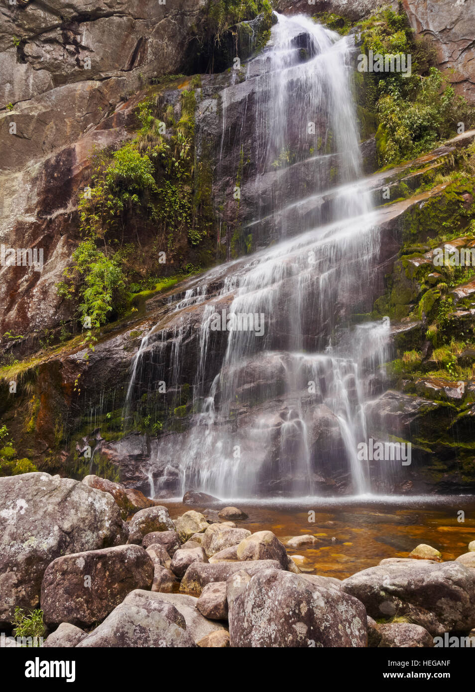 Brasilien, Zustand von Rio De Janeiro, Petropolis, Serra Dos Orgaos National Park, Blick auf den Wasserfall Cachoeira Veu da Noiva. Stockfoto