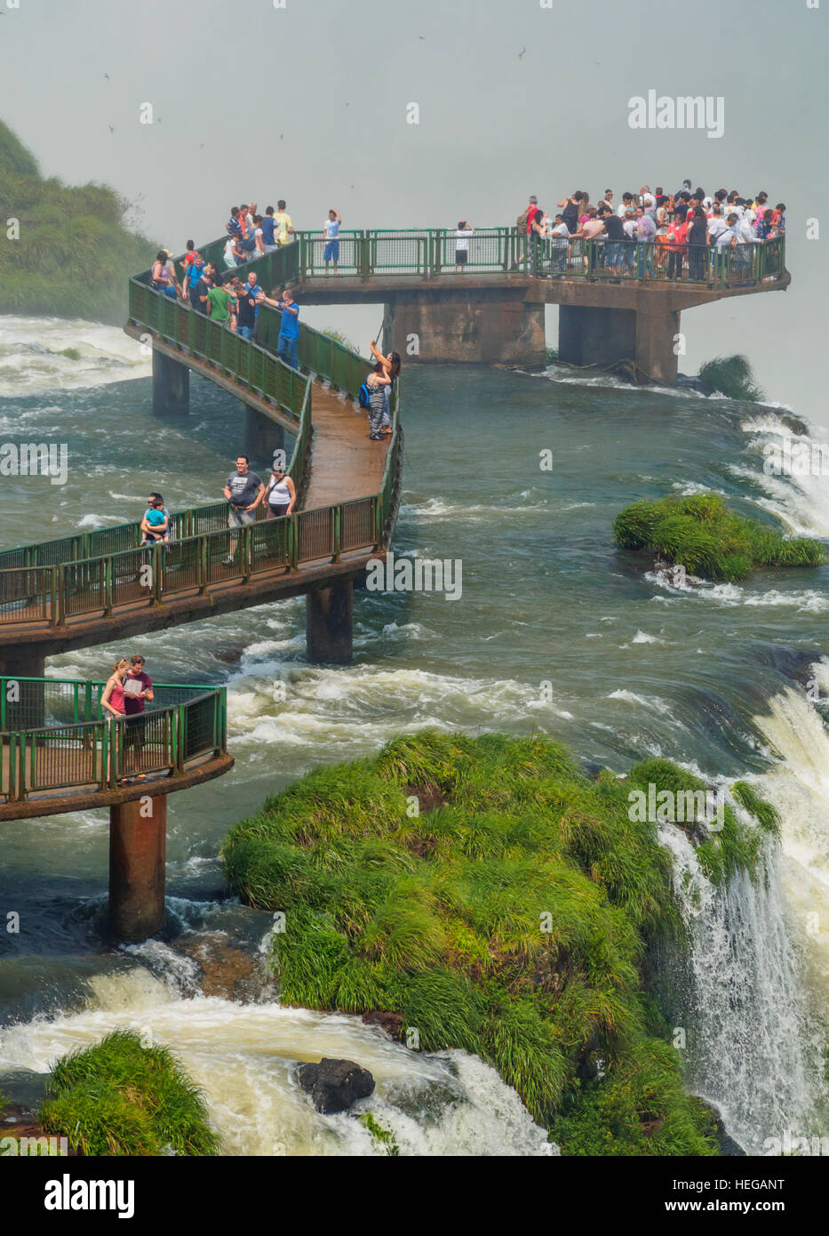 Brasilien, Bundesstaat Parana, Foz Do Iguacu, Ansicht von der Teufelskehle Teil der Iguazu Wasserfälle. Stockfoto