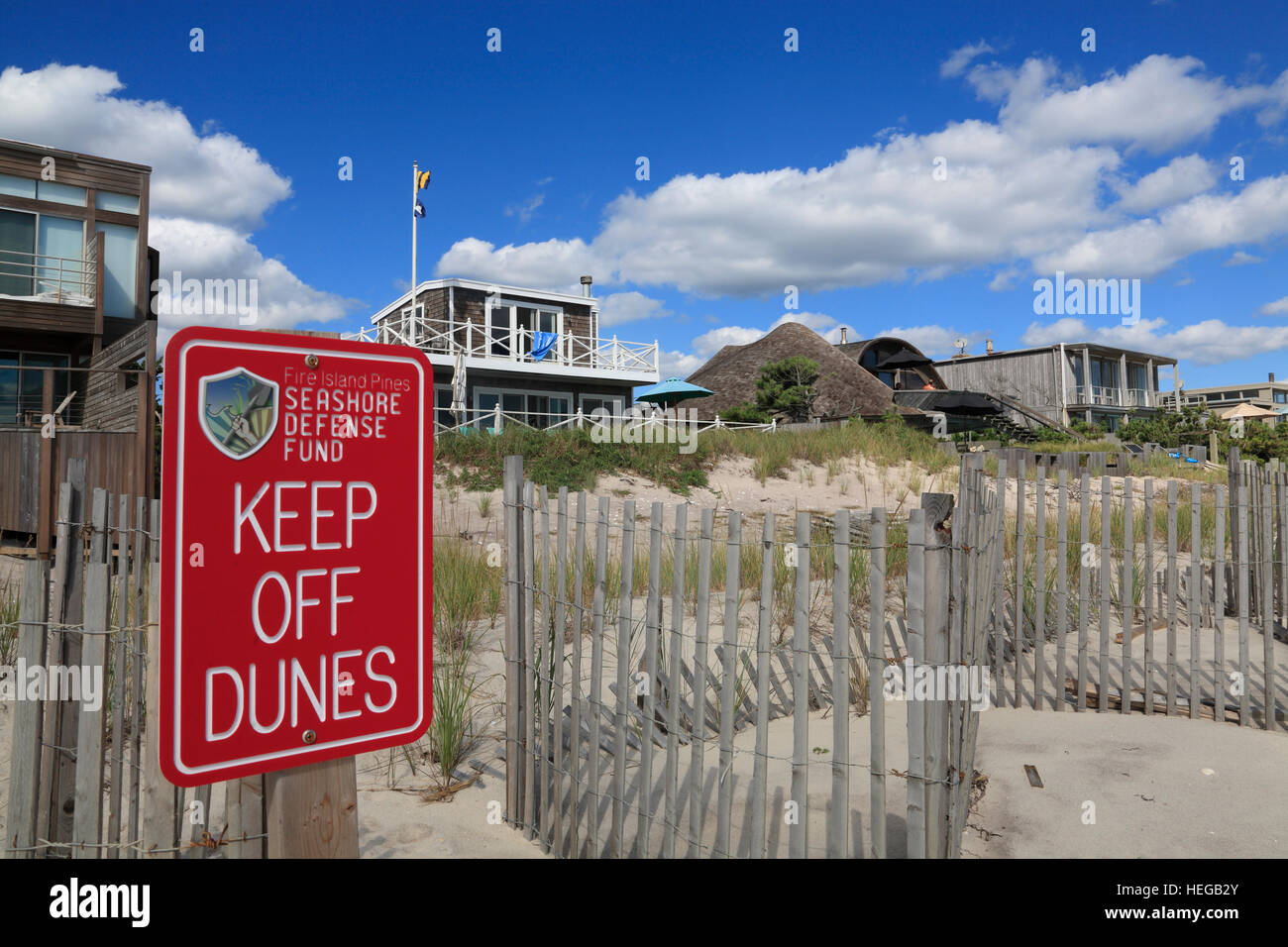 Ferienhäuser, Kiefern Strand Dünen, Fire Island, Long Island, New York, USA Stockfoto