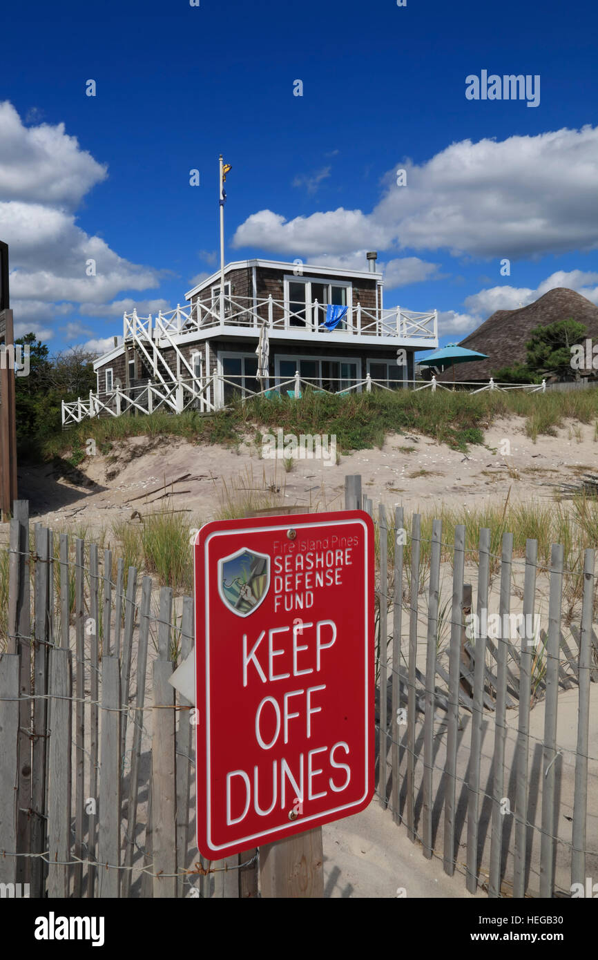 Ferienhäuser, Kiefern Strand Dünen, Fire Island, Long Island, New York, USA Stockfoto