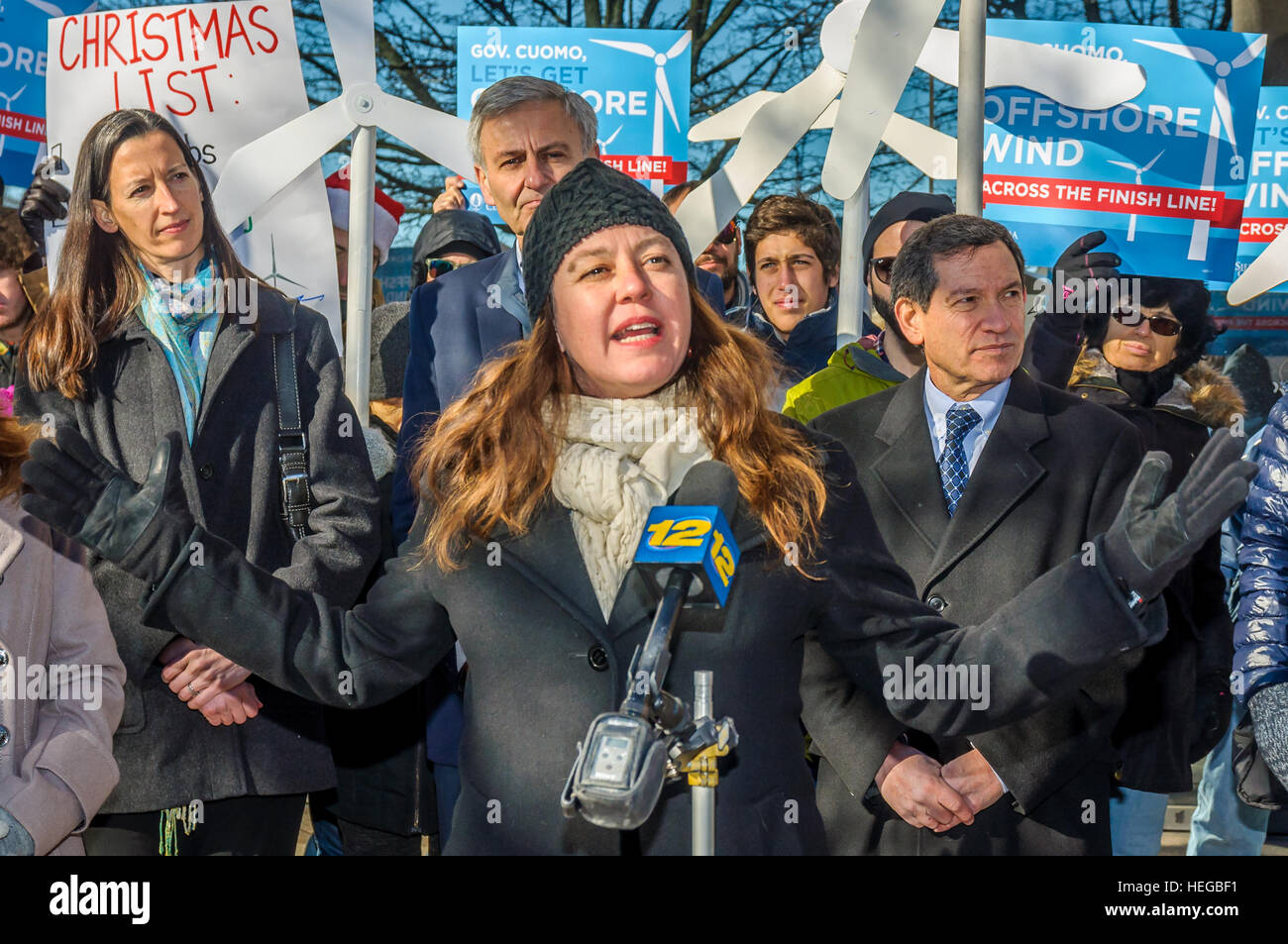 New York, Vereinigte Staaten von Amerika. 20. Dezember 2016. Am 20. Dezember in Hempstead, New York, als das erste Offshore-Windpark-Projekt in New York Genehmigung, eine riesige Menschenmenge von Mandatsträgern bekommt, Umweltgruppen, Aktivisten und betroffenen New Yorker Rallye Long Island Power Authority (LIPA) zu unterstützen und bitten für Offshore-Windparks Engagement in New York - Lisa Dix, New York Repräsentant für den Sierra Club, sagte: "Gouverneur Cuomo können weiter auf sein Vermächtnis als nationale Klima aufbauen und Marktführer in Sachen Energie indem Sie sich verpflichten, eine langfristige reinigen , große Offshore-Windparks Skalenprogramm für New York in diesem Jahr stand der St. Stockfoto