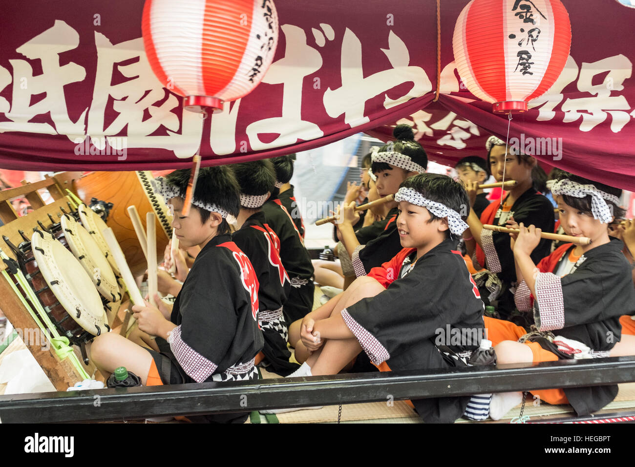 Junge japanische Musiker führen, während ein Sommerfest in Shiozawa, Japan. Stockfoto