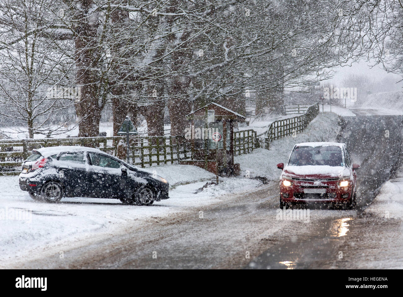 Fahren im Schnee - Winter in North Yorkshire im Vereinigten Königreich. Stockfoto