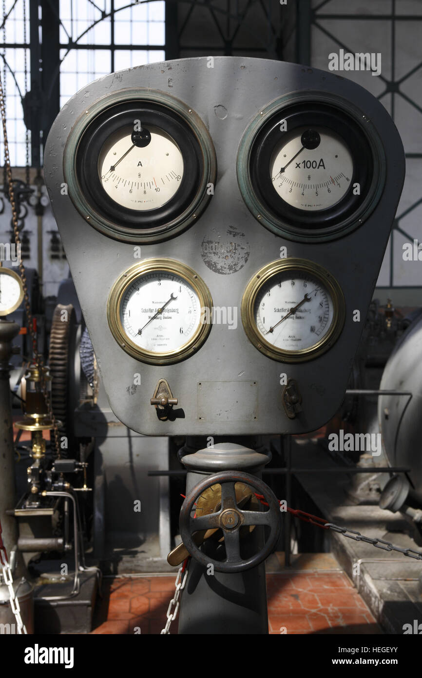 Deutschland, Ruhrgebiet, Dortmund, Westfälisches Industriemuseum Zeche Zollern, Kennzeichen eines Generators auf die Maschinenhalle. Stockfoto