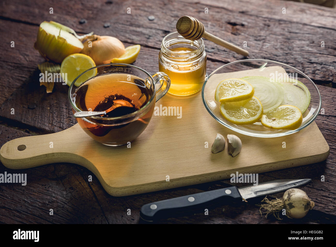 Natürliche Medikamente gegen Grippe und Erkältung. Honig, Zitrone und Knoblauch. Gesundheit und Alternative Medizin-Konzept. Stockfoto