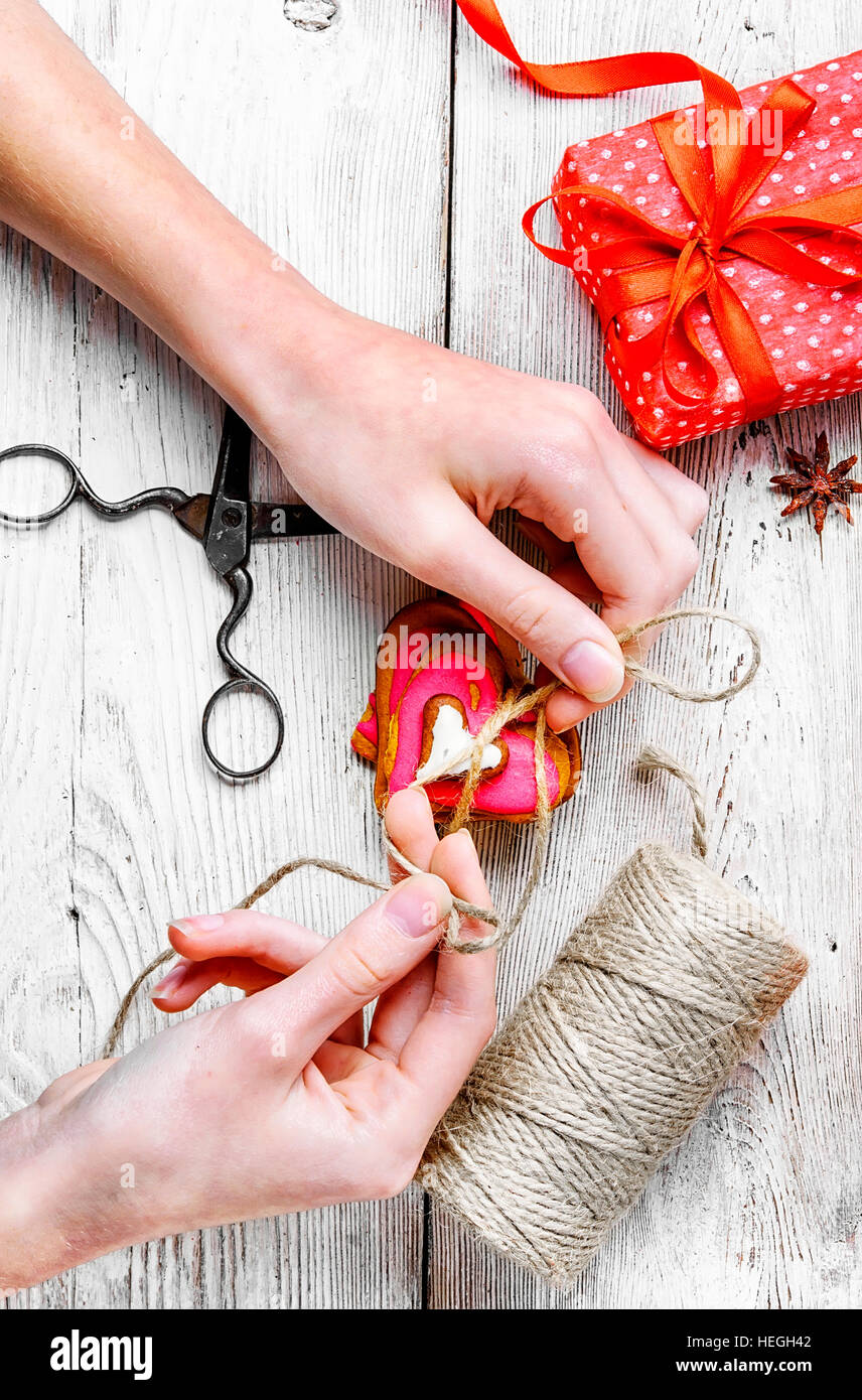 Verpacken Geschenke zum Valentinstag. Gewinde und symbolischen Herzen Stockfoto