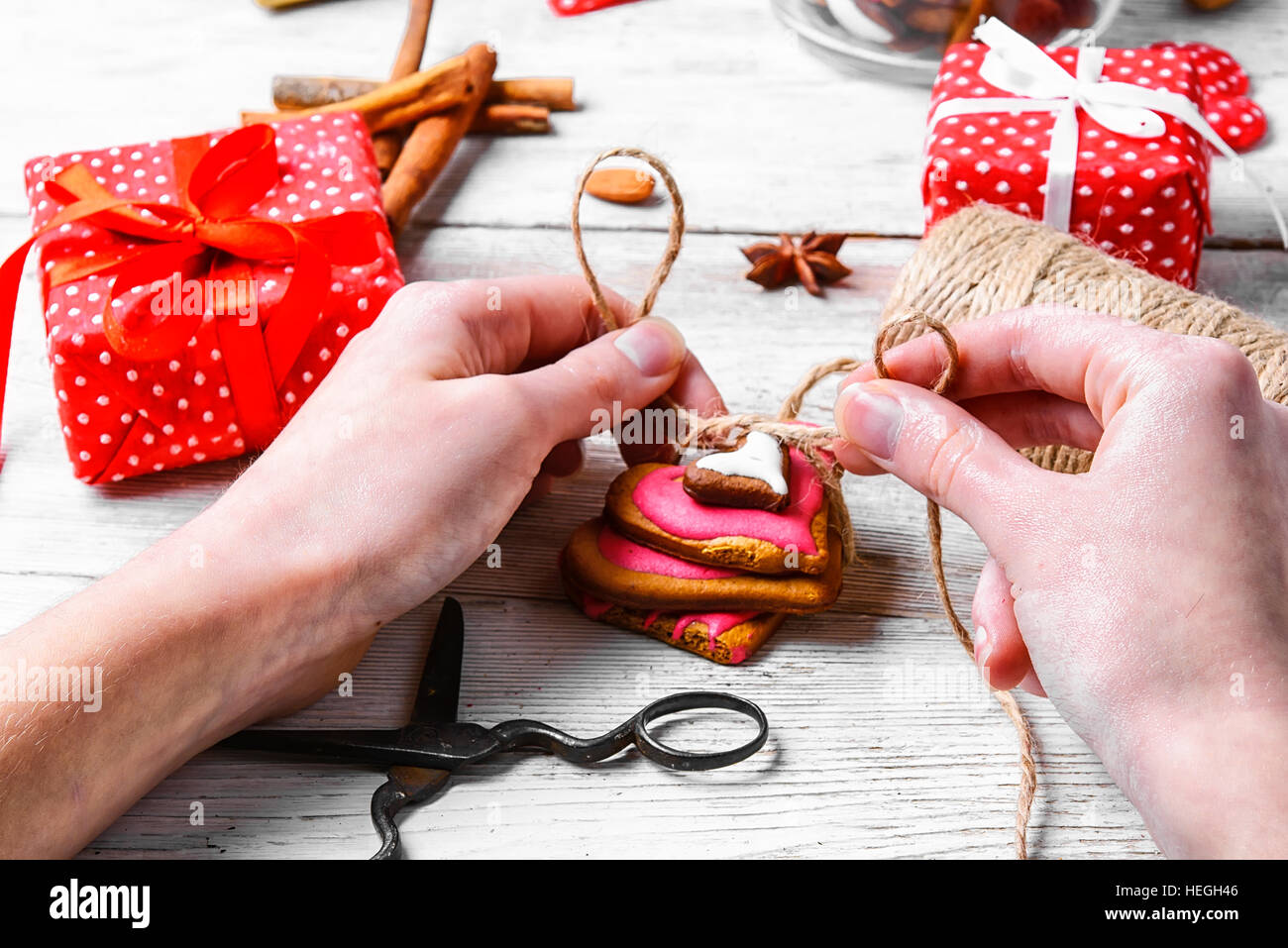 Verpacken Geschenke zum Valentinstag. Gewinde und symbolischen Herzen Stockfoto