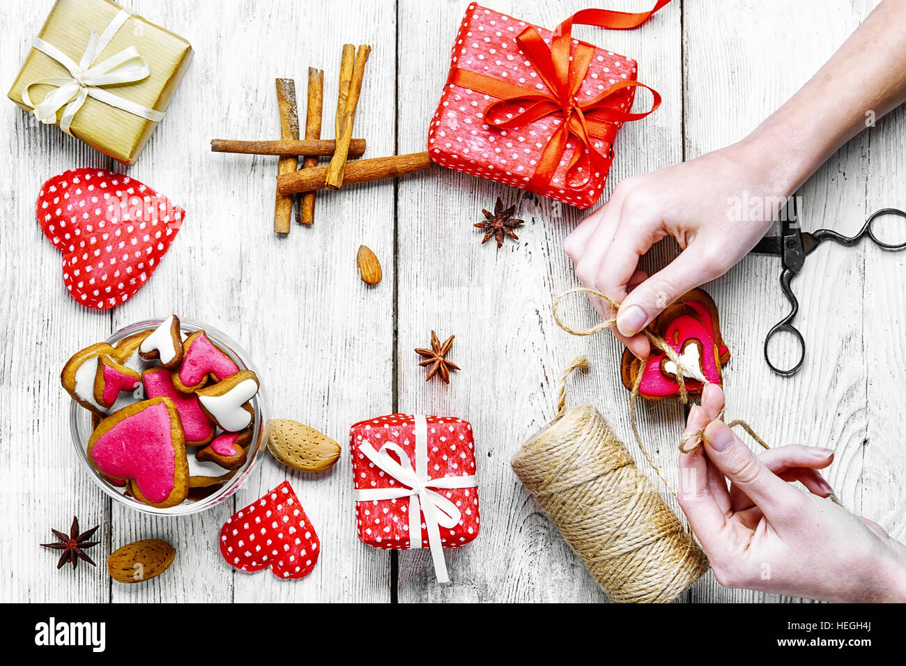 Verpacken Geschenke zum Valentinstag. Gewinde und symbolischen Herzen Stockfoto