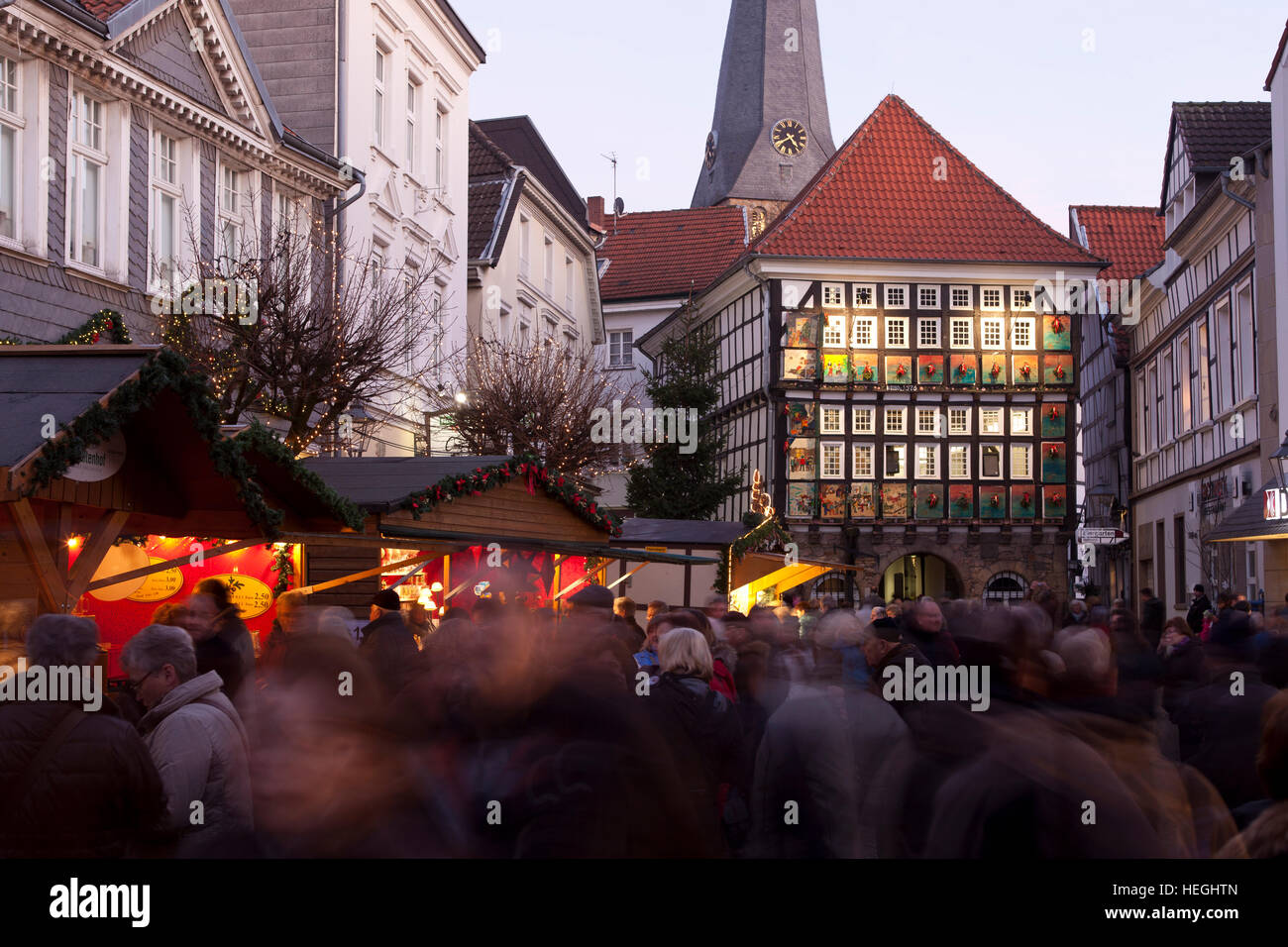 Deutschland, Hattingen, das alte Rathaus im alten Teil der Stadt in der Weihnachtszeit. Stockfoto
