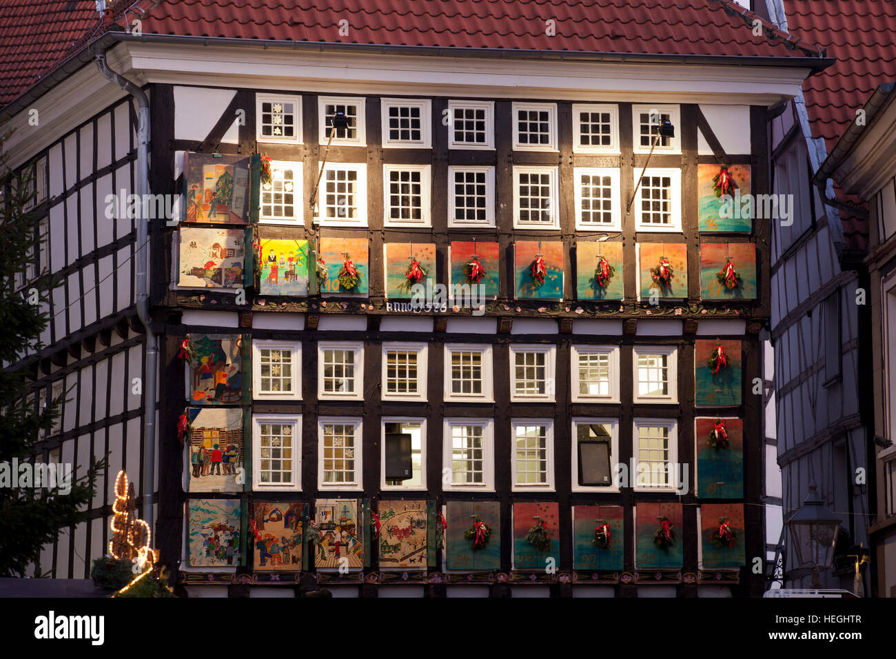 Deutschland, Hattingen, vom 1 Dezember 24 Fenster des alten Rathauses sind als einen riesigen Adventskalender dekoriert. Stockfoto