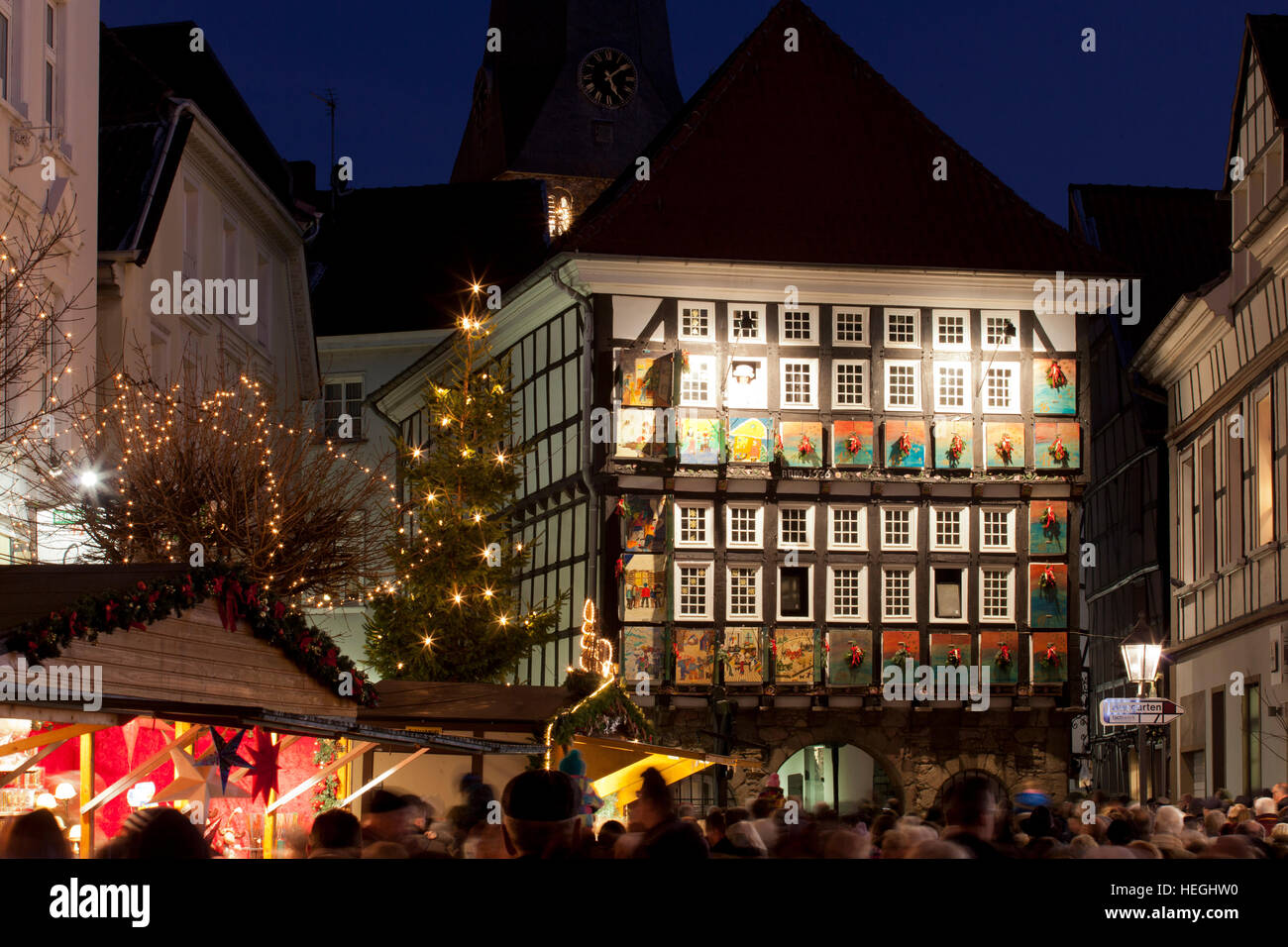 Deutschland, Hattingen, vom 1 Dezember 24 Fenster des alten Rathauses sind als einen riesigen Adventskalender dekoriert. Stockfoto