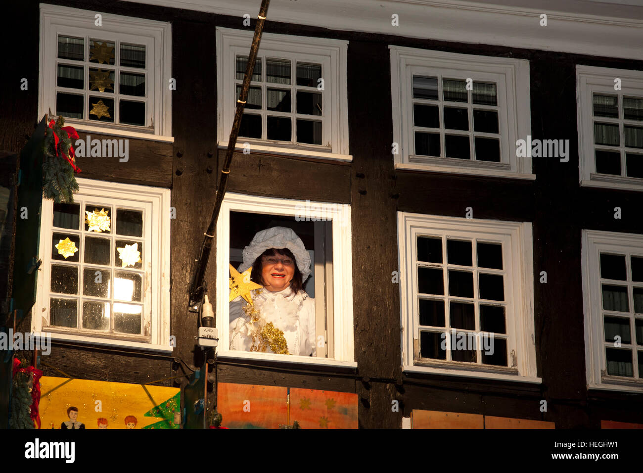 Deutschland, Hattingen, vom 1 Dezember 24 Fenster des alten Rathauses sind als einen riesigen Adventskalender Mutter Hulda eingerichtet Stockfoto