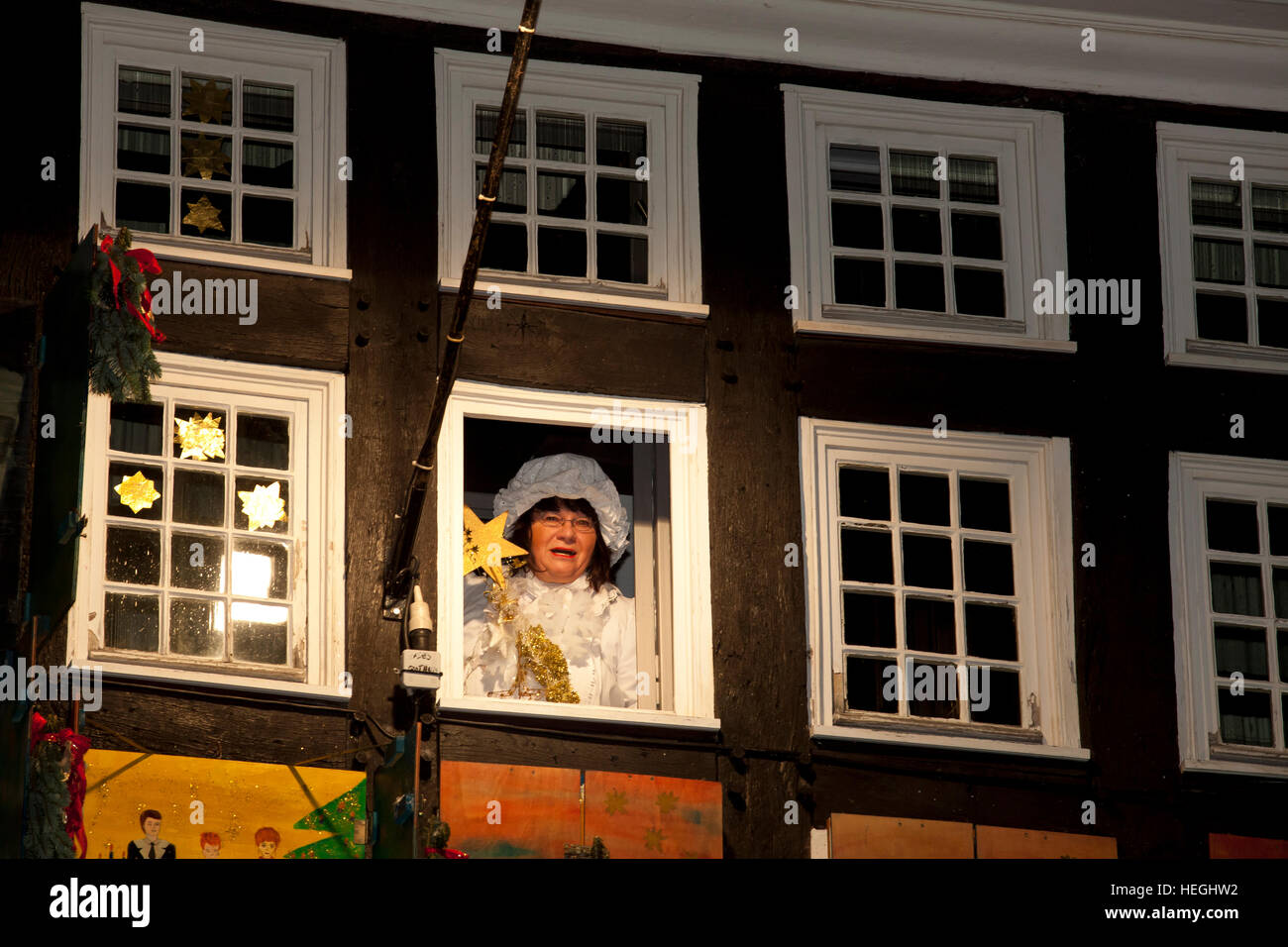 Deutschland, Hattingen, vom 1 Dezember 24 Fenster des alten Rathauses sind als einen riesigen Adventskalender Mutter Hulda eingerichtet Stockfoto