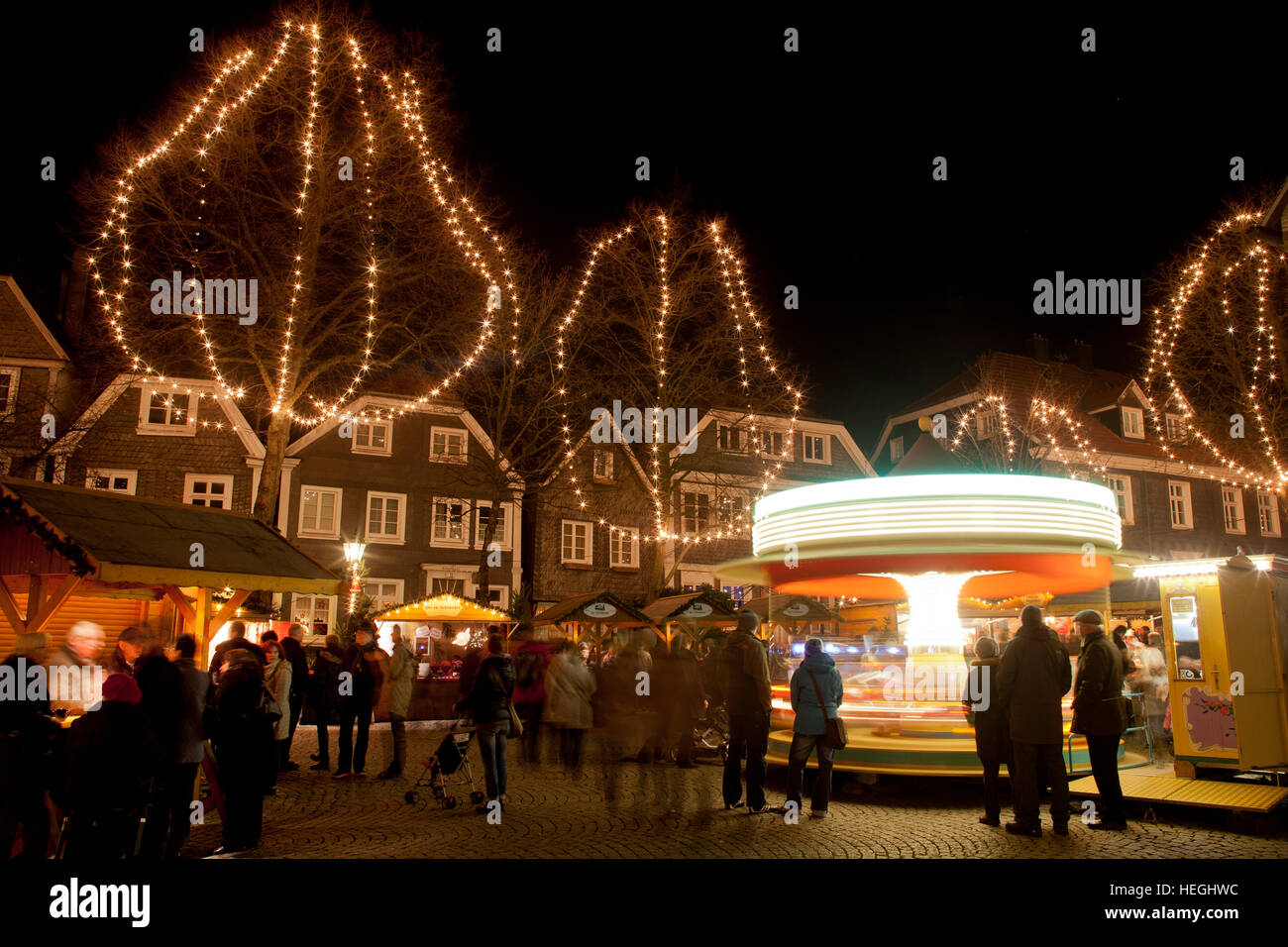 Deutschland, Ruhrgebiet, Hattingen, Weihnachtsmarkt im historischen Teil der Stadt, Karussell. Stockfoto