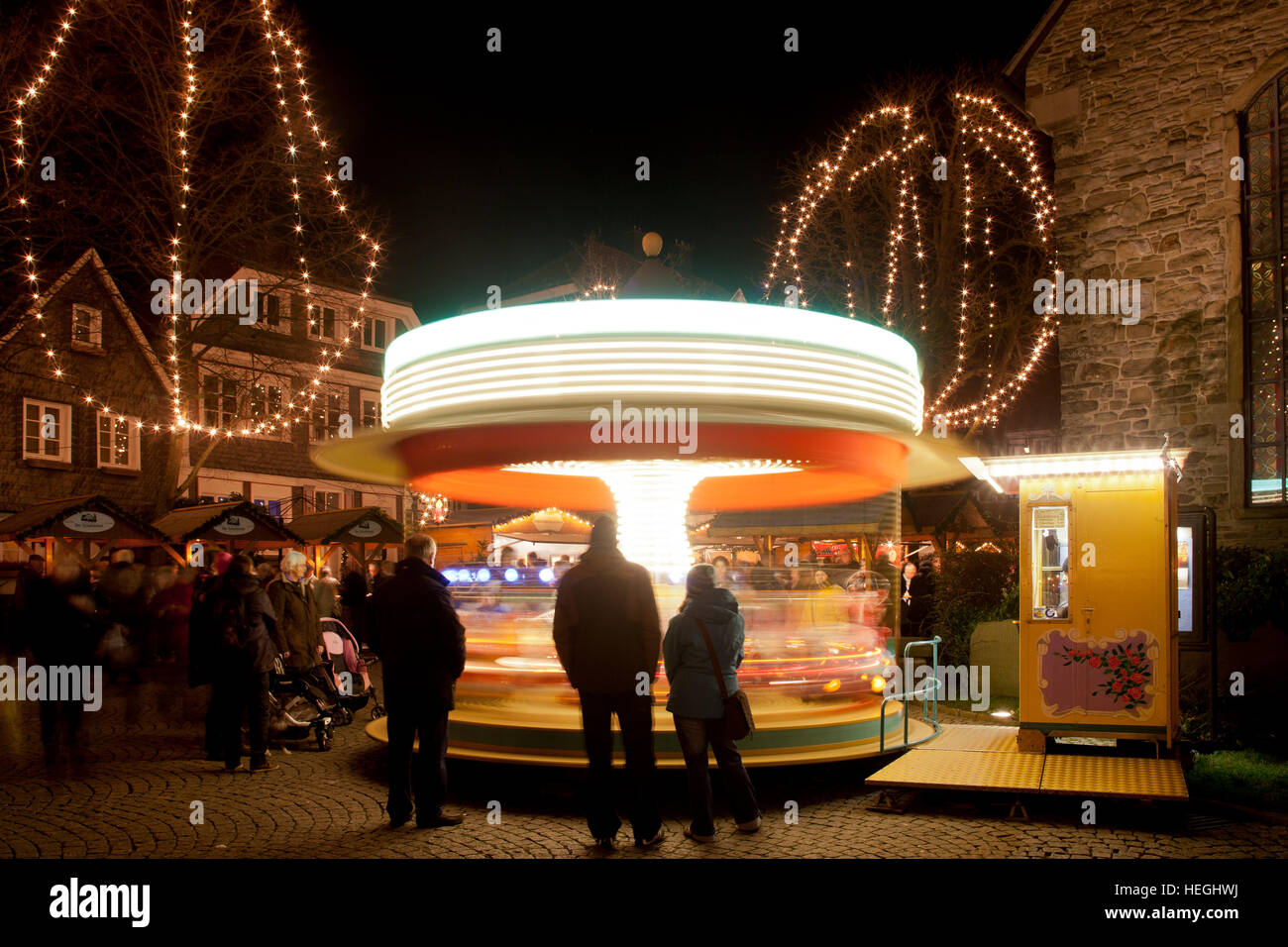 Deutschland, Ruhrgebiet, Hattingen, Weihnachtsmarkt im historischen Teil der Stadt, Karussell. Stockfoto