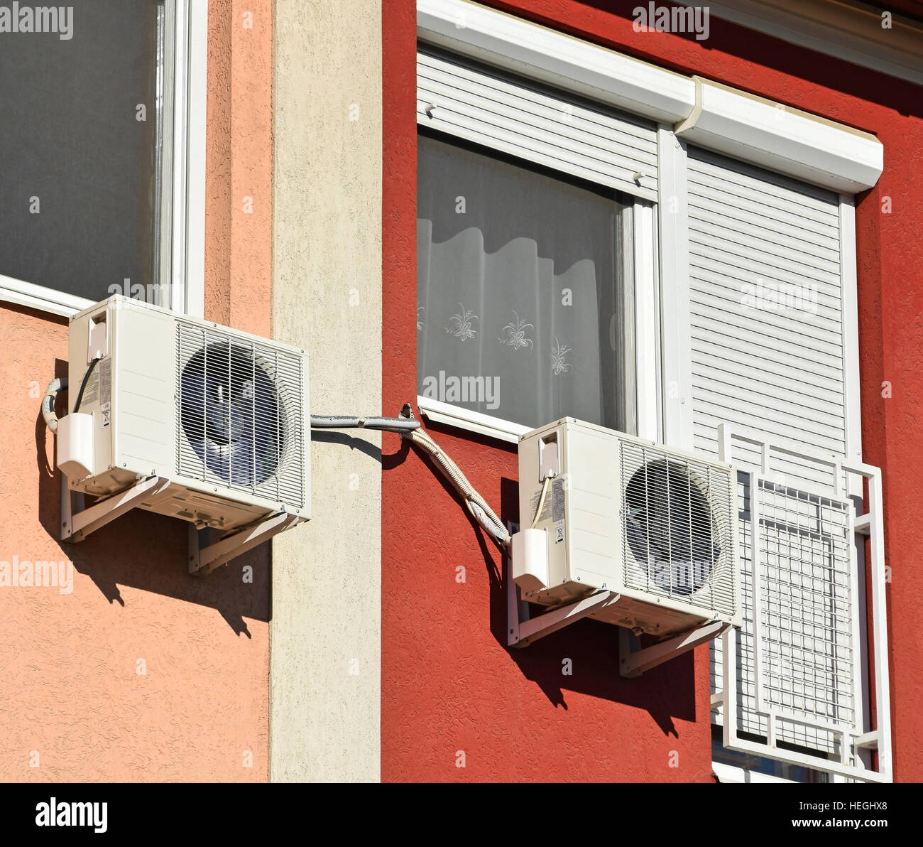 Klimaanlagen auf der Wand eines Gebäudes Stockfoto