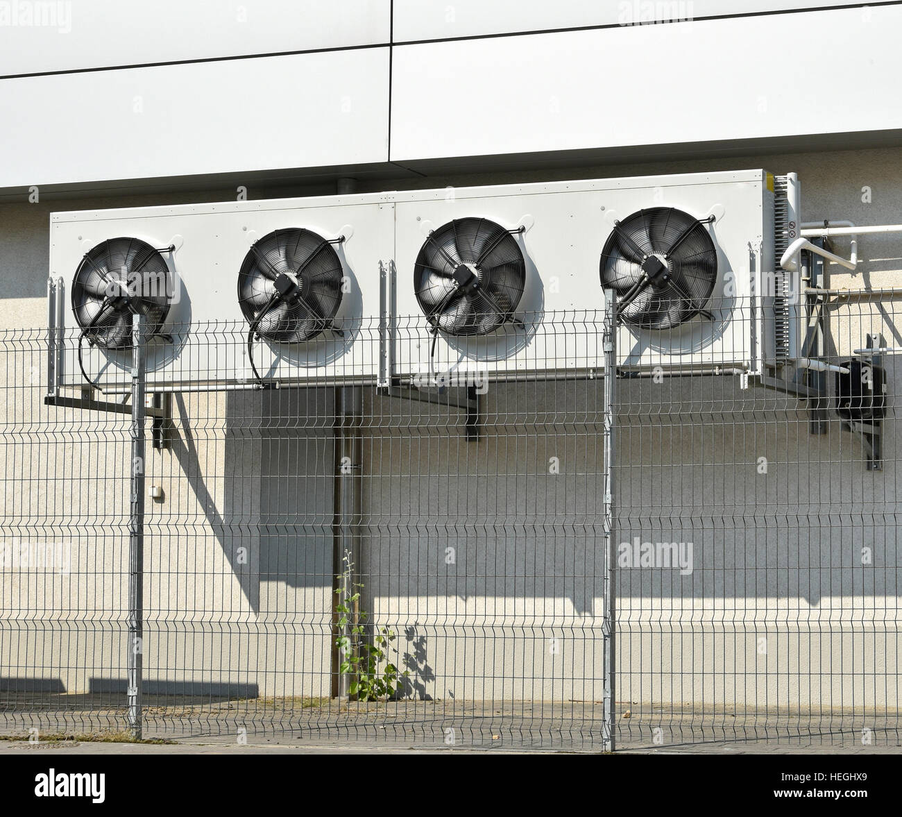 Industrielle Klimaanlagen im Freien neben einem Gebäude Stockfoto