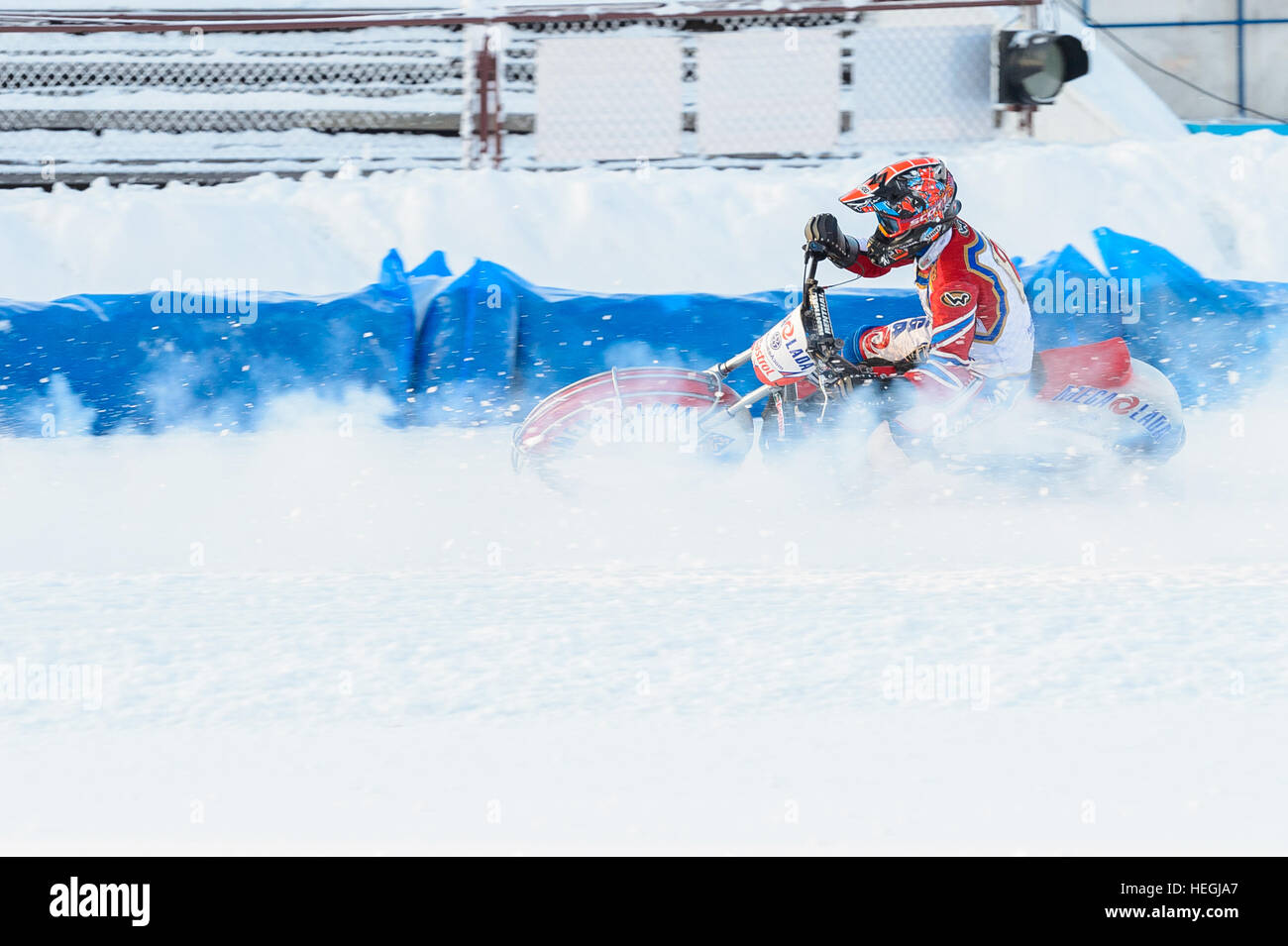 das Halbfinale der russischen Meisterschaft in Ufa über ein Speedway das Eis im Dezember 2016 Stockfoto