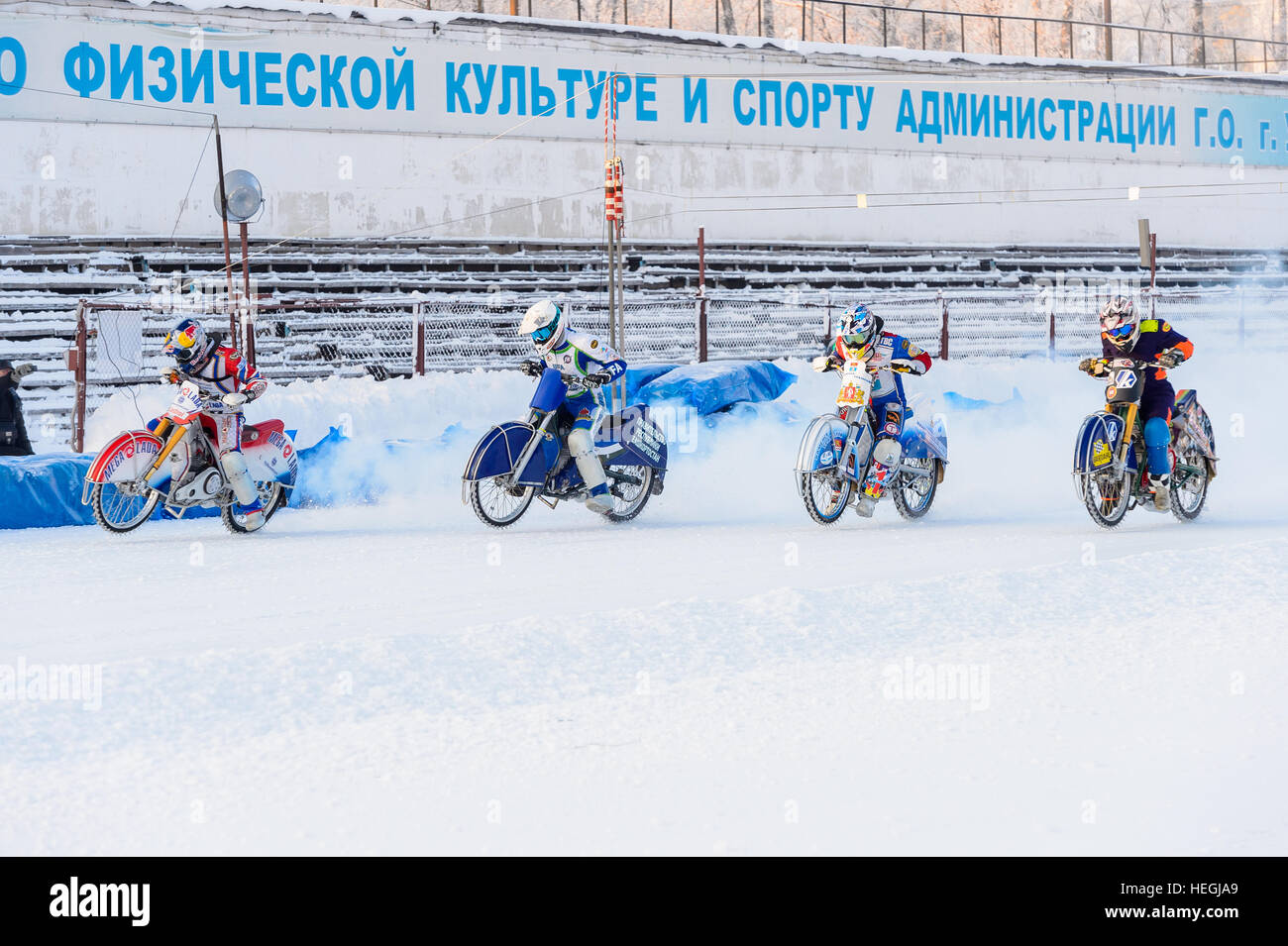 das Halbfinale der russischen Meisterschaft in Ufa über ein Speedway das Eis im Dezember 2016 Stockfoto