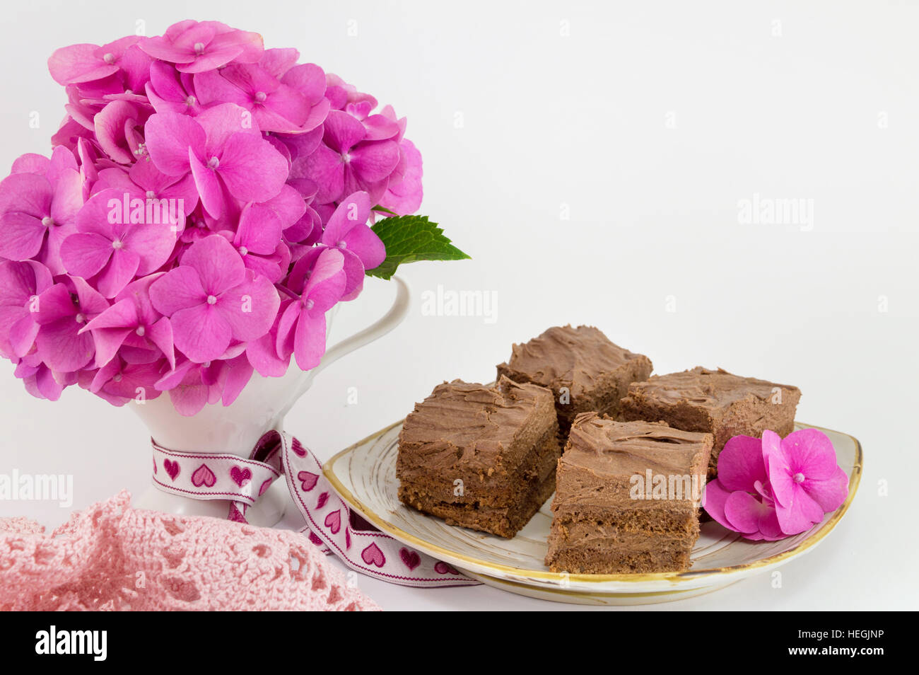 Blumenstrauß rosa Hortensia und hausgemachten Kuchen Stockfoto