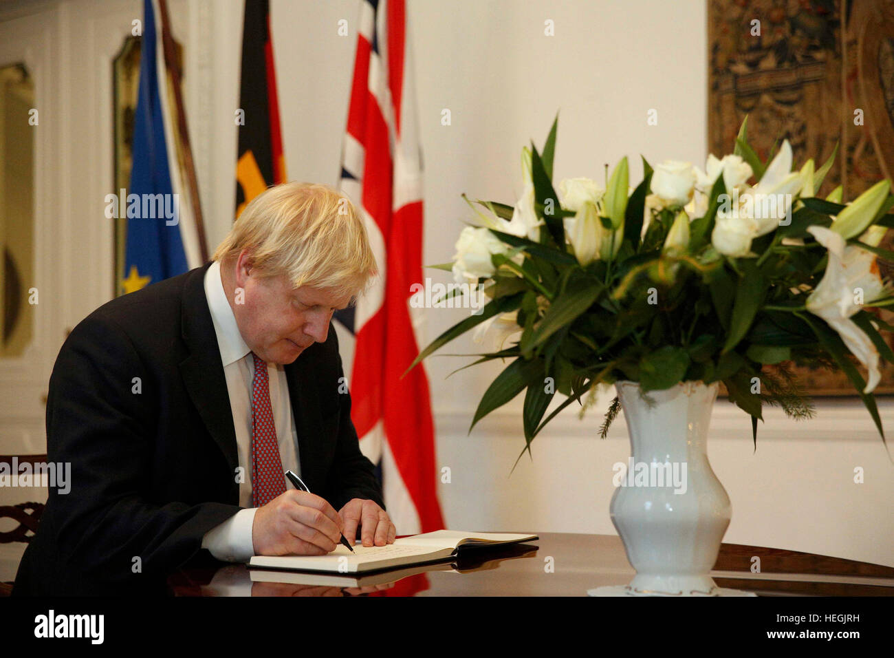 Außenminister Boris Johnson unterschreibt ein Buch der Anteilnahme für die Opfer des Angriffs LKW Berlin bei der deutschen Botschaft in London. Stockfoto