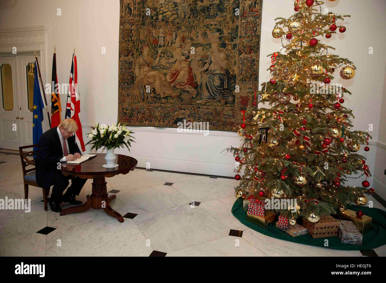 Außenminister Boris Johnson unterschreibt ein Buch der Anteilnahme für die Opfer des Angriffs LKW Berlin bei der deutschen Botschaft in London. Stockfoto