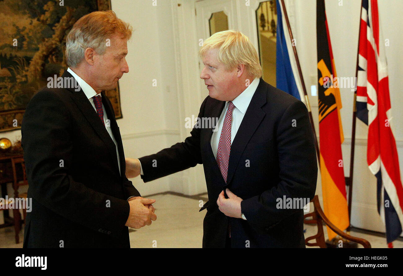 Der deutsche Botschafter Peter Ammon spricht mit Außenminister Boris Johnson, nachdem er ein Buch der Anteilnahme für die Opfer des Angriffs LKW Berlin an der deutschen Botschaft in London unterzeichnet. Stockfoto