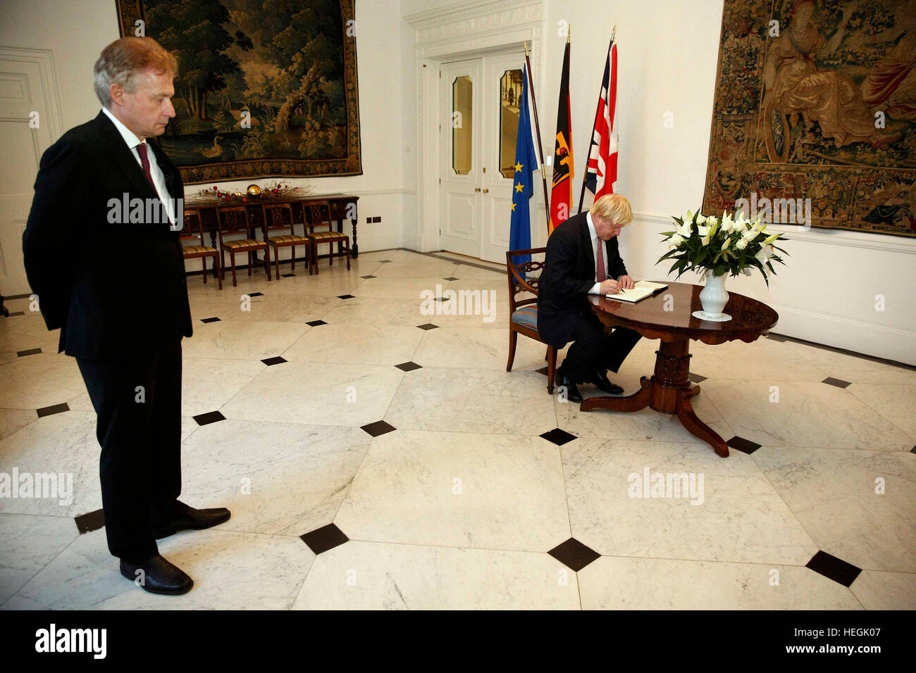 Der deutsche Botschafter Peter Ammon wartet als Außenminister Boris Johnson ein Buch der Anteilnahme für die Opfer des Angriffs LKW Berlin an der deutschen Botschaft in London unterzeichnet. Stockfoto