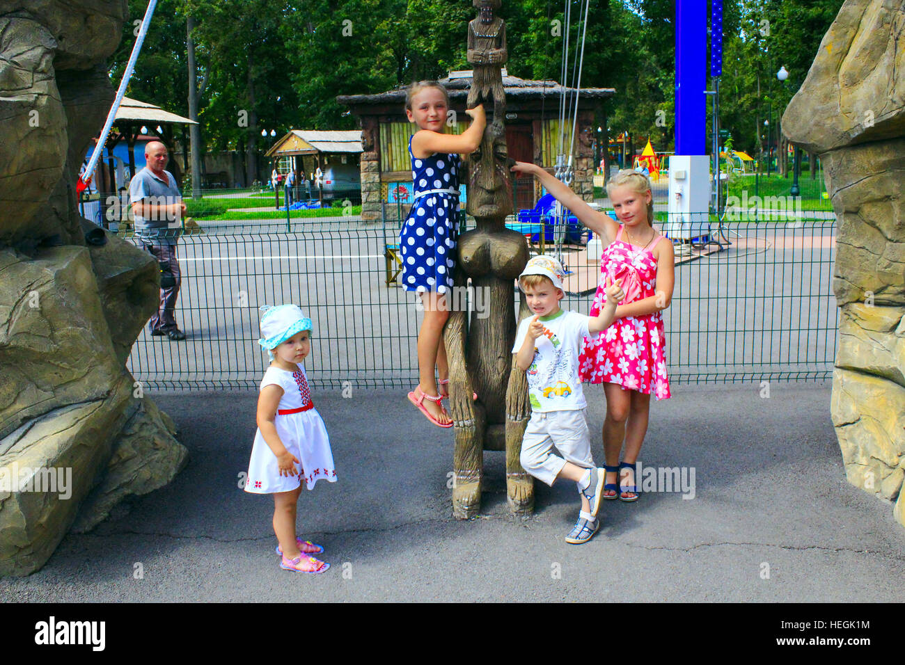 Kinder spielen auf dem Spielplatz in der Nähe der fabelhaften Holzstatue in  Gorky Park in Charkiw Stockfotografie - Alamy