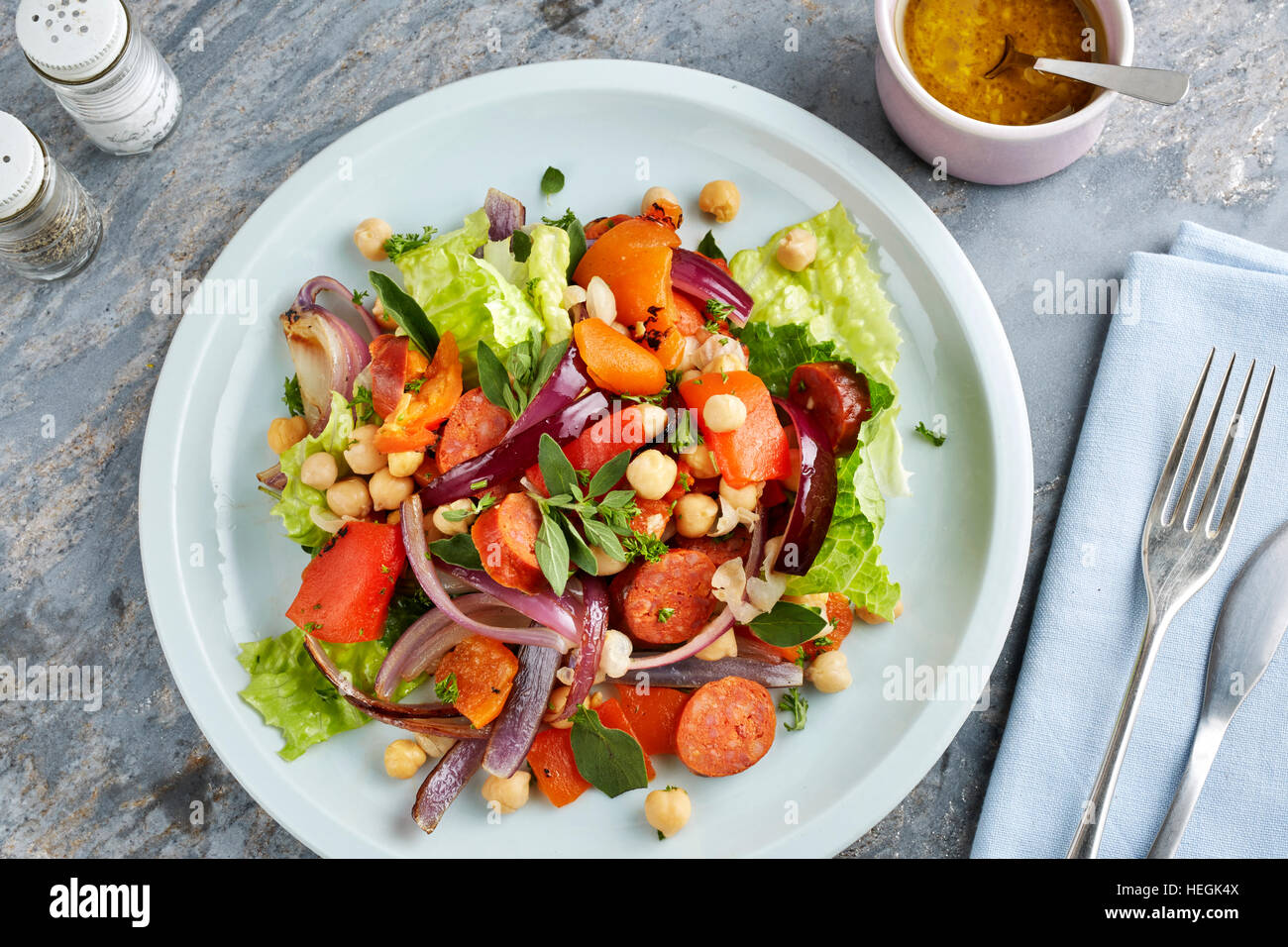 Küken Sie Erbsen Chorizo Salat rote Zwiebel-Salat-Oliven Stockfoto