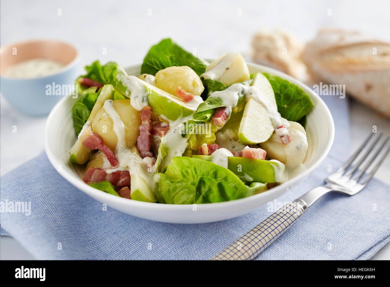 Blauer Käse Dressing Salat apfelkartoffel Lardons Speck Stockfoto