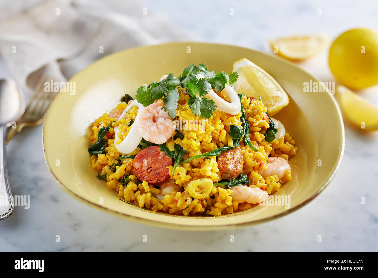 Meeresfrüchte Paella Reis Safran Krawalle Tintenfisch Tomaten spanisch Stockfoto