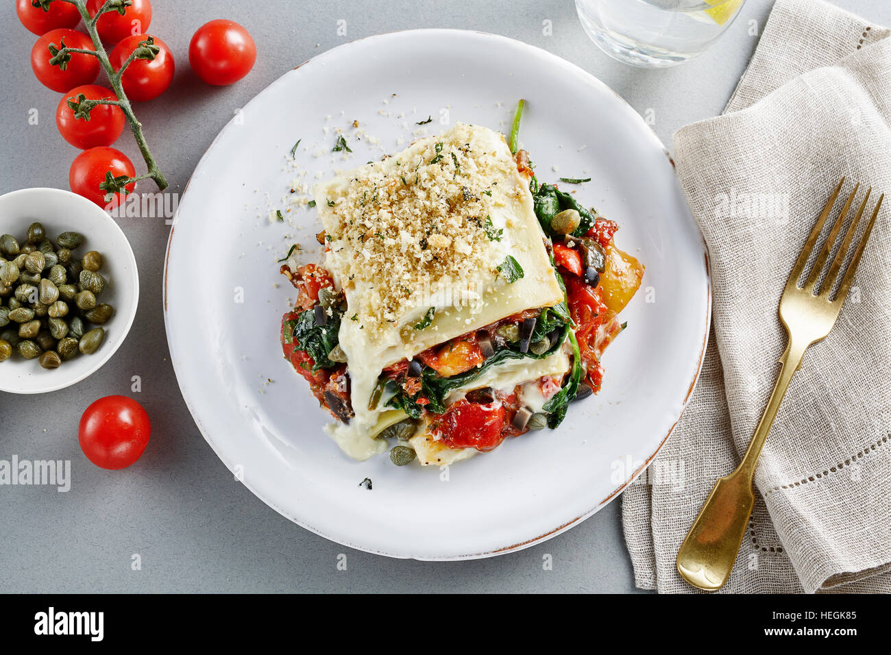 Vegetarische Lasagne Braten Gemüse Paprika Spinat Tomaten Pecorino Käsekapler Stockfoto