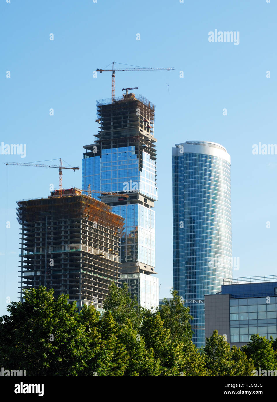 Bau von Wolkenkratzern. Höhen-Bürogebäude auf einem Hintergrund des Himmels. Stockfoto