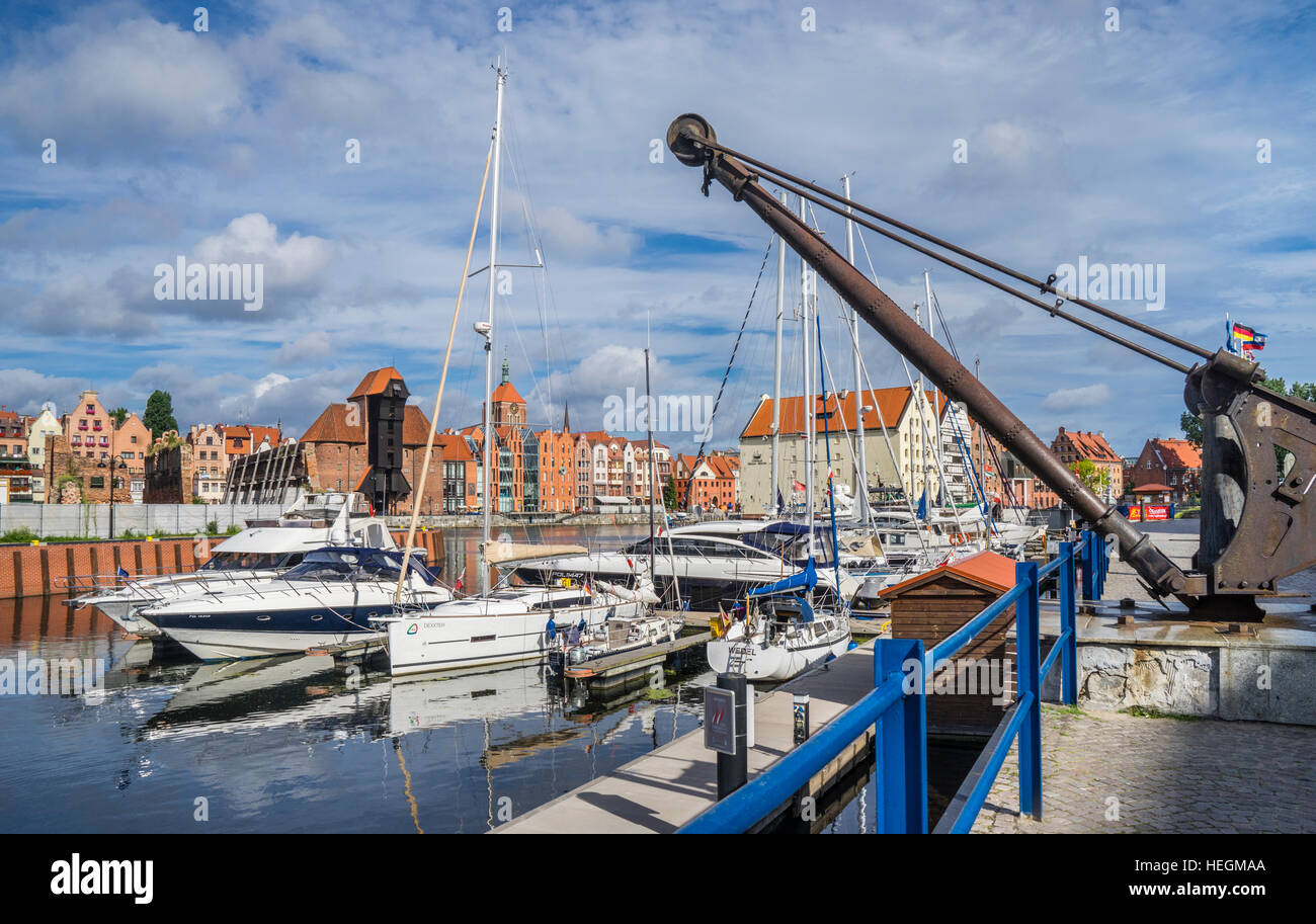 Polen, Pommern, Gdansk (Danzig), Marina Gdansk Yacht-Hafen mit Blick auf mittelalterliche Hafenkran an der Mottlau waterfront Stockfoto