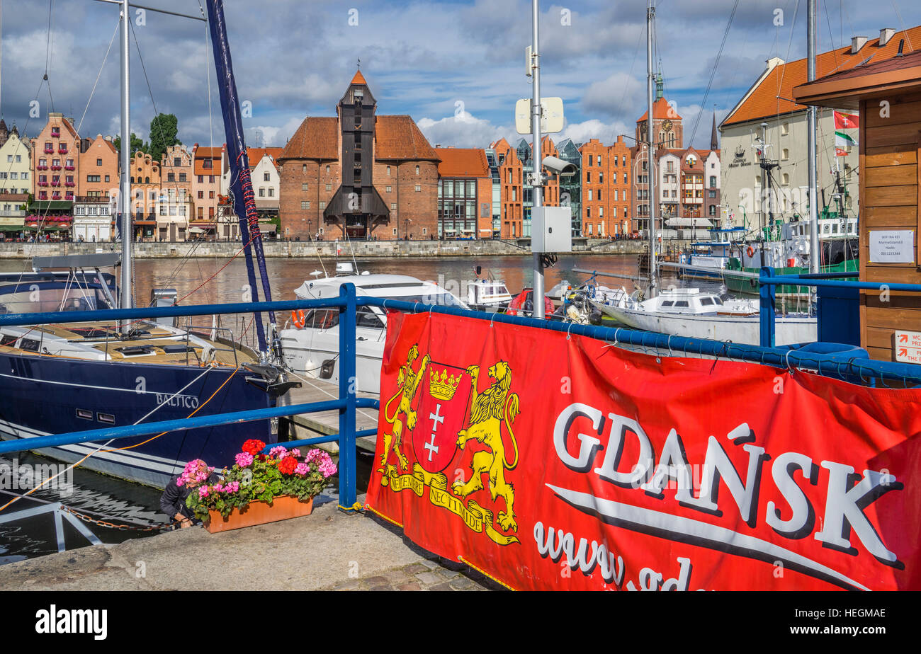 Polen, Pommern, Gdansk (Danzig), Blick auf mittelalterlichen Hafenkran an der Mottlau Waterfront vom Yachthafen Marina Gdansk Stockfoto