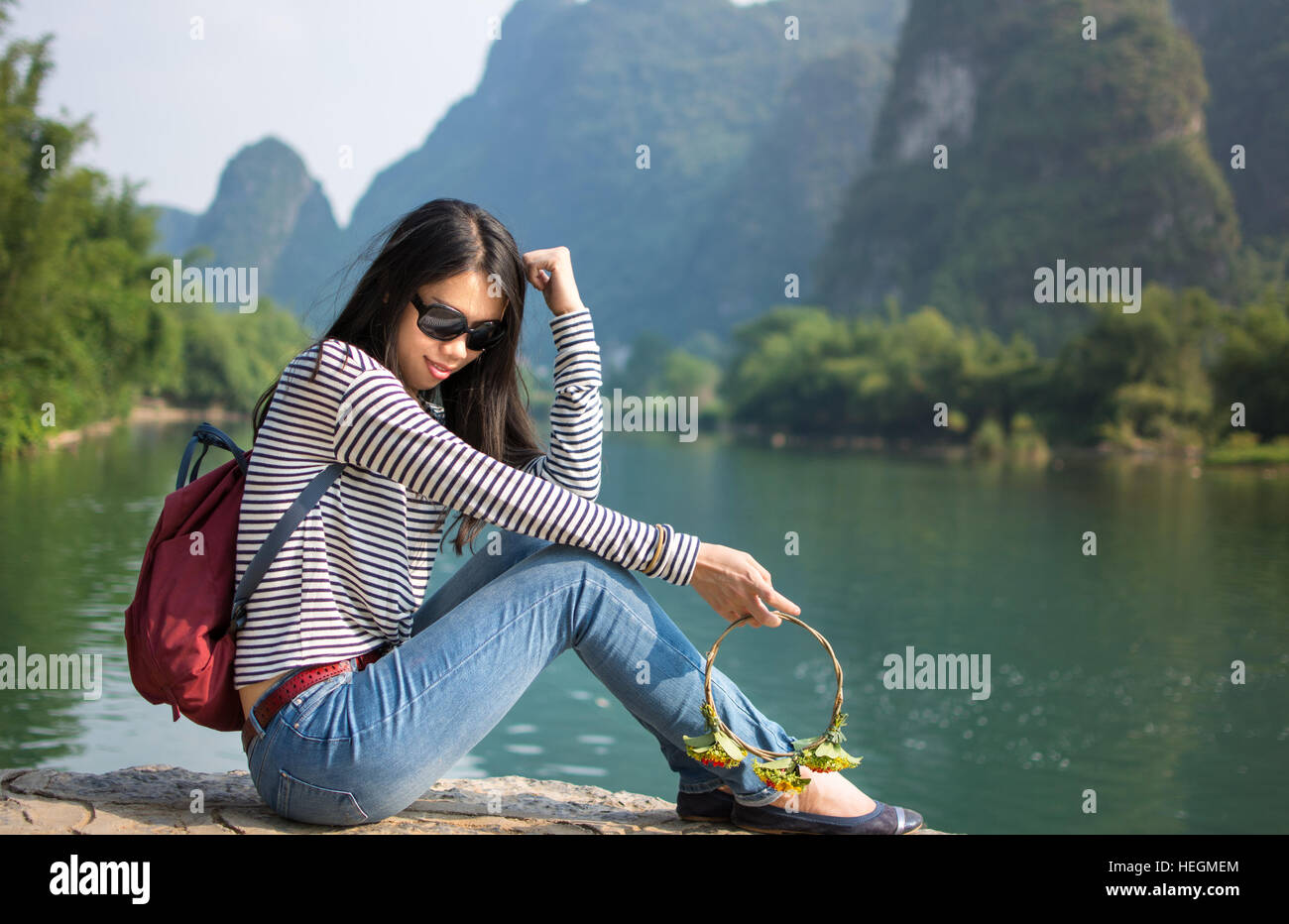 Mädchen in den Karst Natur szenischen Bereich im Freien sitzen Stockfoto