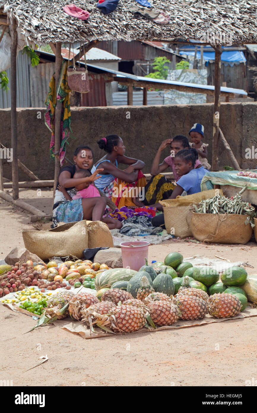 Marktstand. Obst und Gemüse. Auswahl Auswahl. Am Straßenrand Markt. Sambava. Nordostküste. Madagaskar. Stockfoto