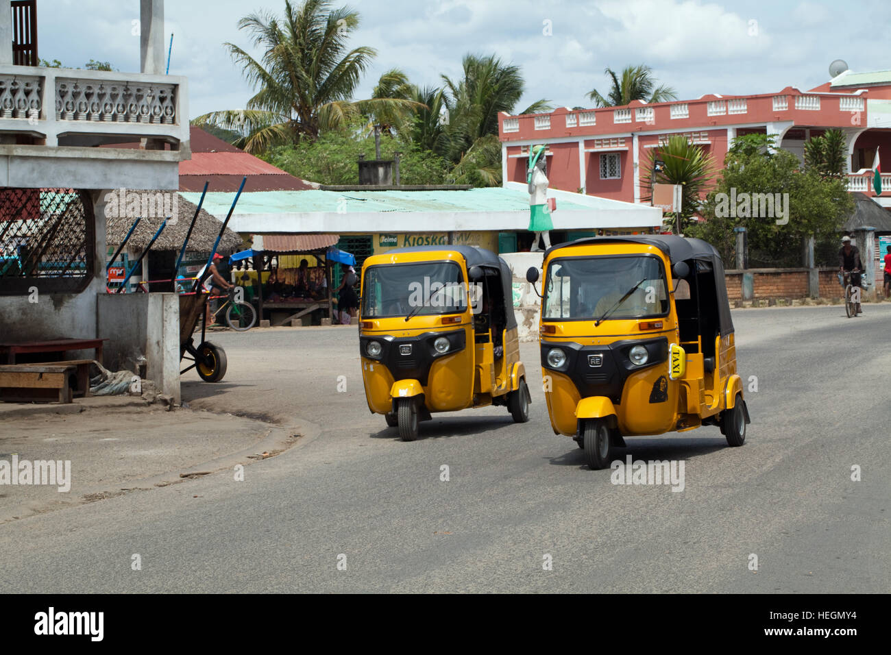 Tuk Tuk Auto Taxis im Wettbewerb um Kunden. Sambava. Nordosten Madagaskars. Stockfoto