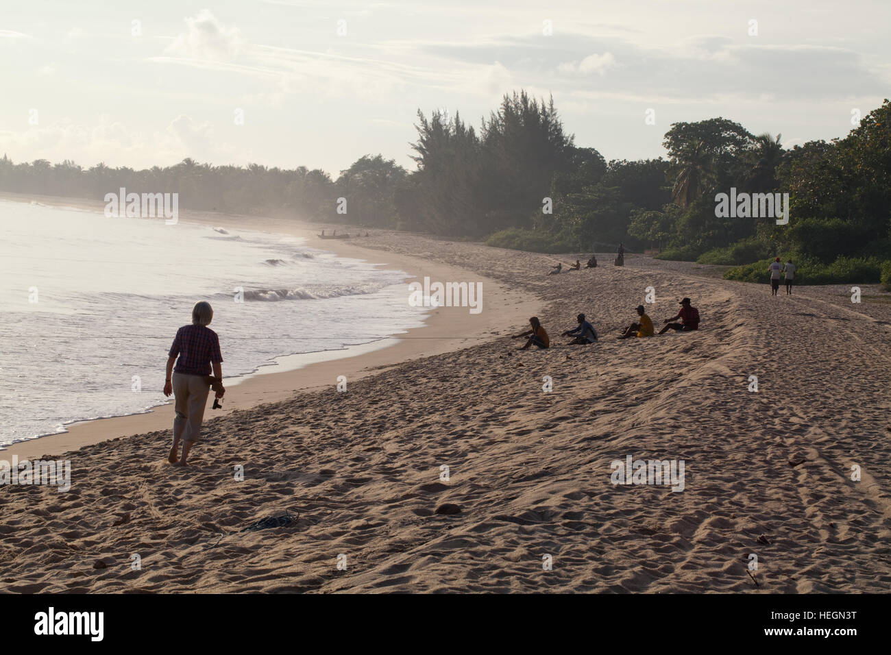 Sambava Strand. Mannschaften der Fischer, die an beiden Enden eines ziehen oder Seine net an den Strand schleppen. NET ist zuvor ins Meer verteilt worden. Stockfoto
