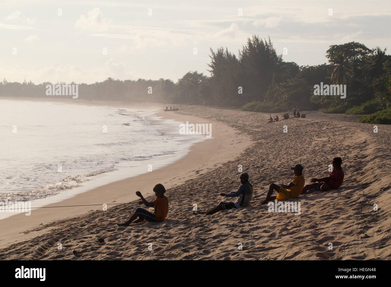 Sambava Strand. Mannschaften der Fischer, die an beiden Enden eines ziehen oder Seine net an den Strand schleppen. NET ist zuvor ins Meer verteilt worden. Stockfoto