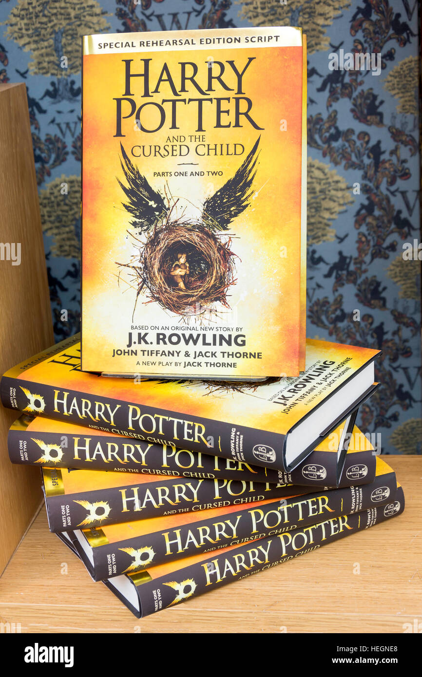 Harry Potter und das verfluchte Kind Bücher auf dem Display in Buchhandlung Fenster, Hertford, Hertfordshire, England, Vereinigtes Königreich Stockfoto