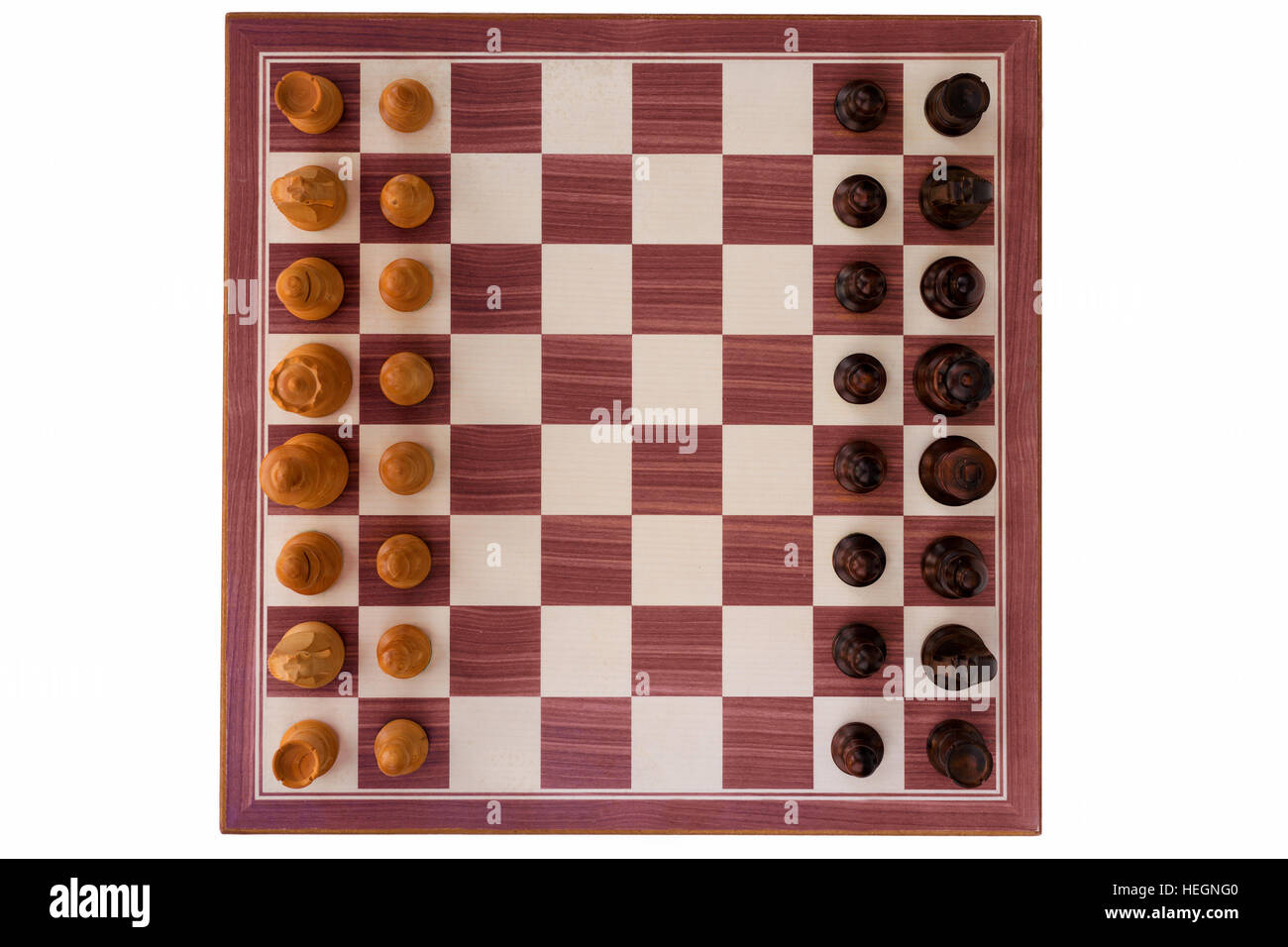 Buchsbaum-Schachbrett mit allen Stücken auf weißem Hintergrund Stockfoto