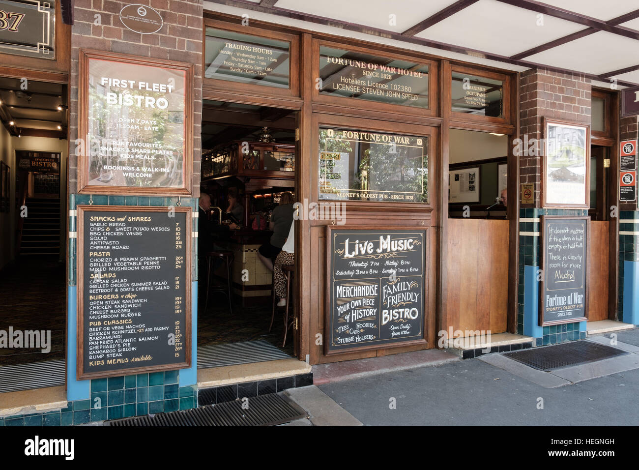 Der Blick auf das Vermögen des Krieges Pub, The Rocks Sydney New South Wales, Australien, der ältesten Kneipe in Sydney. Stockfoto