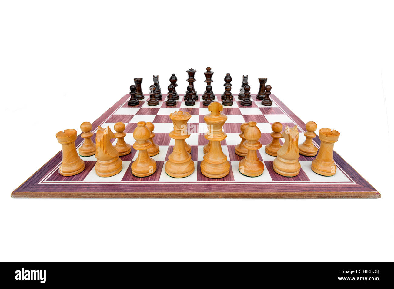 Buchsbaum-Schachbrett mit allen Stücken auf weißem Hintergrund Weitwinkeleinstellung Stockfoto