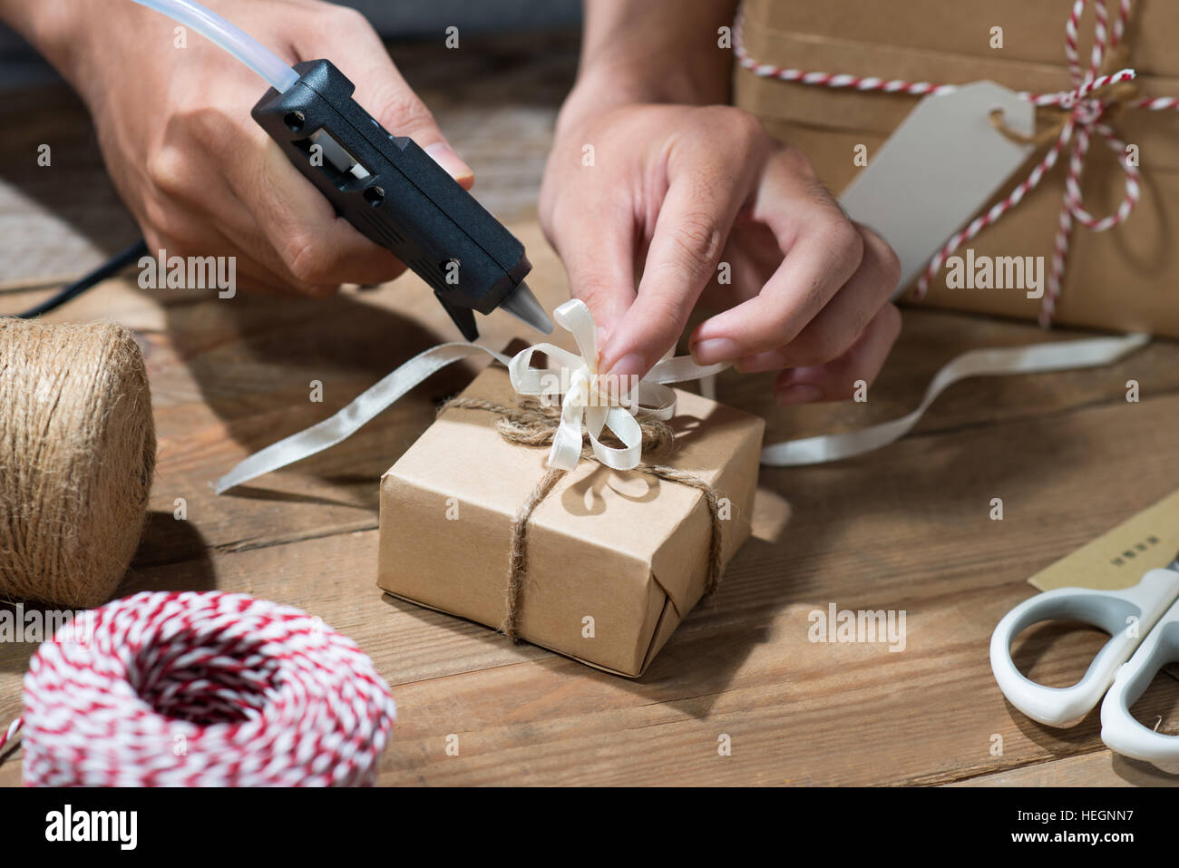 Weihnachten dekoriert-Geschenk-Box über hölzerne Hintergrund Stockfoto