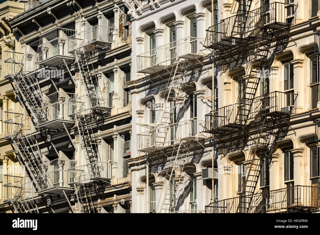 Soho Gebäudefassaden mit Feuerleitern. Greene Street, Manhattan, New York City Stockfoto