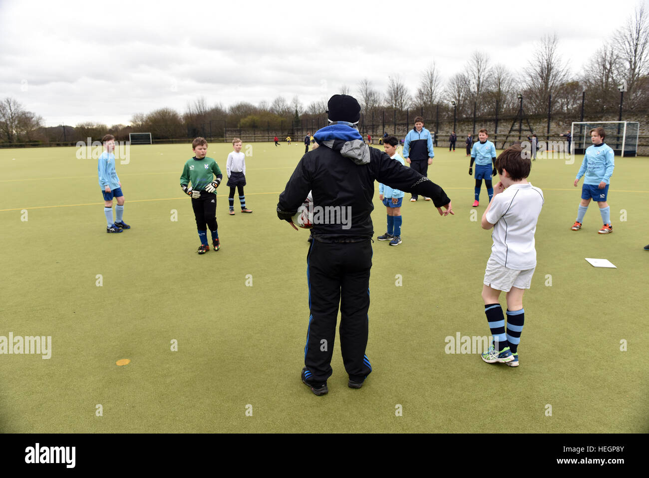 Junge Chorsänger Fußballmannschaft zu spielen in einem Inter Chorknabe Fußball-Turnier. Stockfoto