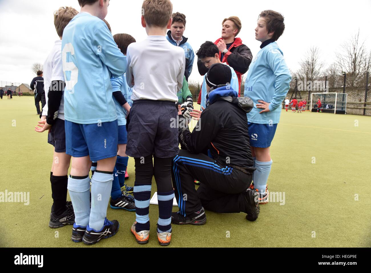 Junge Chorsänger Fußballmannschaft zu spielen in einem Inter Chorknabe Fußball-Turnier. Stockfoto